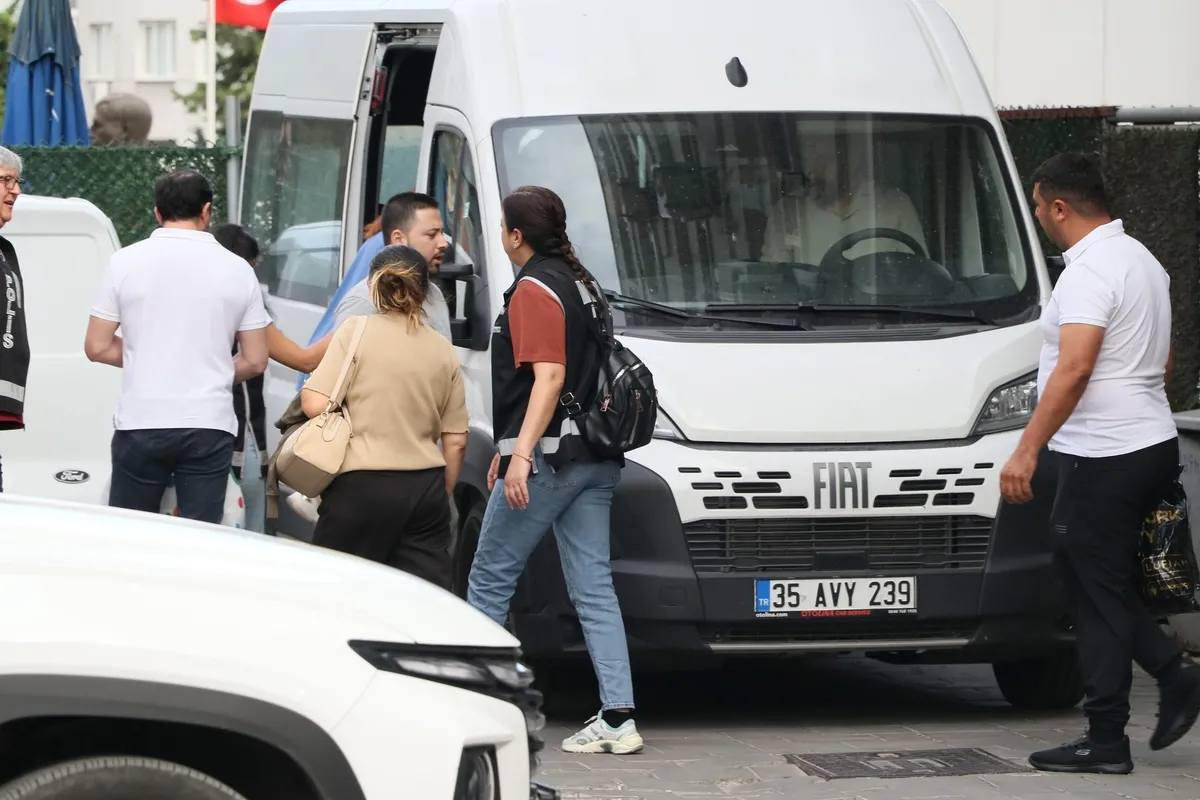 carkin-merkezinde-agbaba-var-tutuklu-chpli-gunayin-esinden-500-binlik-rusvet-transferi-gozaltina-alindi-1781922602487.jpeg Çarkın merkezinde Ağbaba var: Tutuklu CHP’li Günay’ın eşinden 500 binlik rüşvet transferi | Gözaltına alındı-2