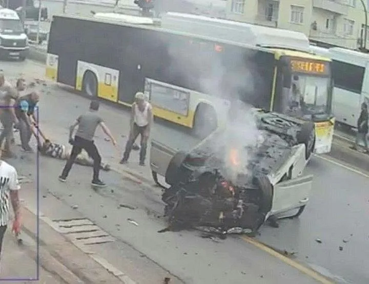 Mersin’de kırmızı ışıkta geçen otomobil yayalara çarptı: 1 ölü, 3 yaralı | Feci kaza kamerada