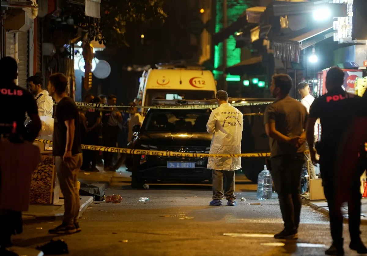 1787121234723.jpeg Fatih'te komşu iki esnaf arasında silahlı kavga: Pompalı tüfekle vurulan 1 kişi hayatını kaybetti-5