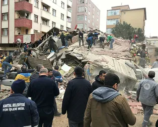 Kartaldaki binanın çökme anı kamerada