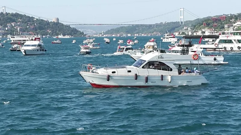 15 Temmuz şehitleri anısına 253 tekneyle Boğaz'da tarihi geçiş! (DHA)