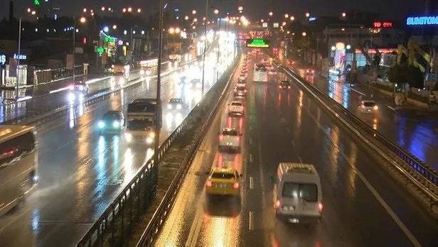 İstanbul'da beklenen yağış şimşeklerin ardından başladı-2