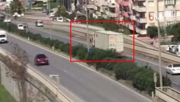 Hatay'da 5 kişinin hayatını kaybettiği 15 kişinin yaralandığı kaza anı kamerada