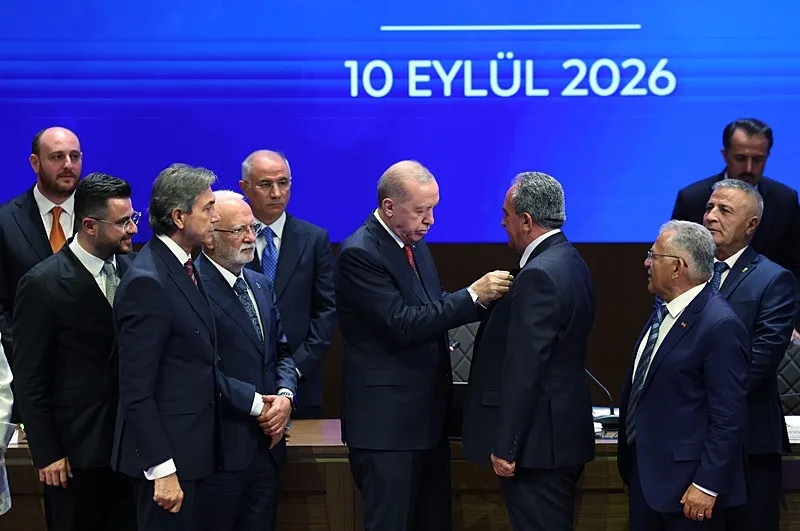 ak-partiye-yeni-katilimlar-saniye-bora-ficinin-rozetini-baskan-erdogan-takti-1789056370276.jpeg AK Parti'ye yeni katılımlar: Saniye Bora Fıçı'nın rozetini Başkan Erdoğan taktı-4