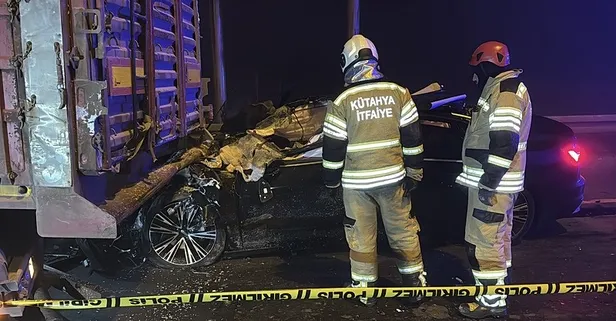 Kütahya’da feci kaza! Otomobil tıra çarptı: 4 kişi hayatını kaybetti