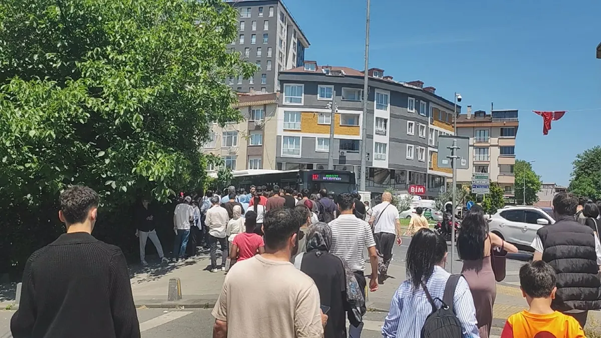 m7-yildiz-mahmutbey-metrosunda-ariza-yolcular-tunelden-yuruyerek-tahliye-edildi-1780759171826.jpeg M7 Yıldız-Mahmutbey metrosunda arıza: Seferler durdu, yolcular tünelde yürüdü-4