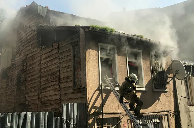 Beyoğlu'nda 2 katlı binada yangın