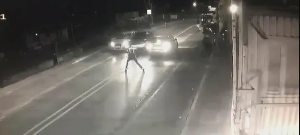 Son dakika: Avcılar'da silahlı çatışma çıktı! Dur ihtarı yapan polise ateş açtılar: Saldırı anı kamerada-4