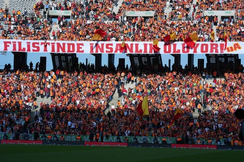 filistine-aslanlar-gibi-destek-galatasaray-taraftarindan-mac-oncesi-anlamli-pankart-dunya-soykirimi-canli-canl-1715529286525.jpeg
