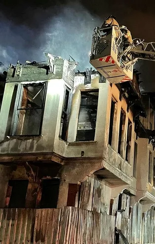 İstanbul Fatih'te geceyi aydınlatan yangın! Tarihi ahşap bina küle döndü