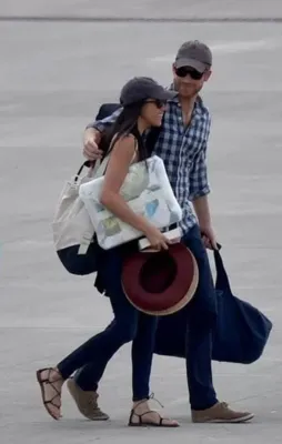 Kraliyet çifti ekonomi servisinde uçtu!