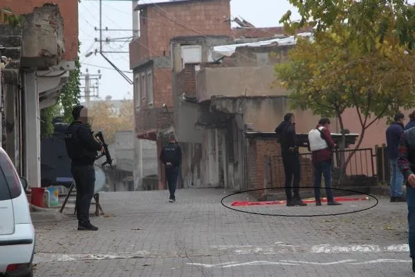 Diyarbakır'da istinat duvarına asılan PKK paçavrası polis ekiplerince indirildi!-3