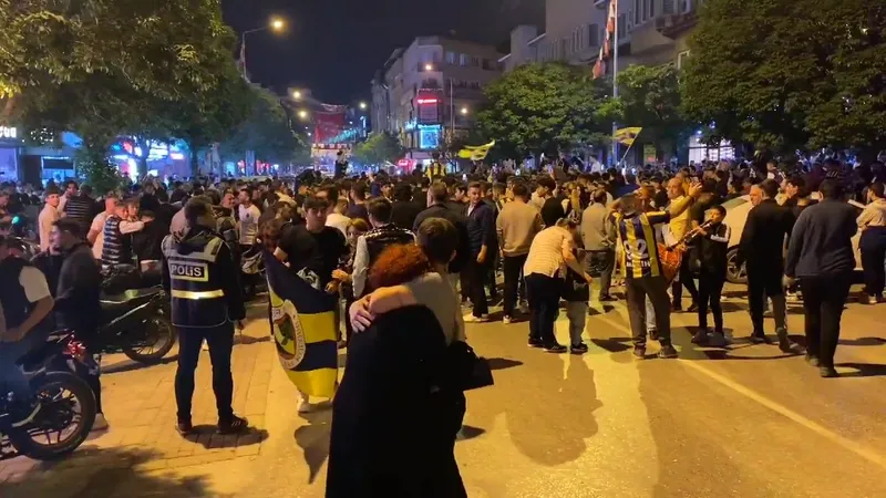 Dev derbide saha da karıştı sokak da! Fenerbahçe Galatasaray maçının ardından taraftarlar birbirine girdi!-3