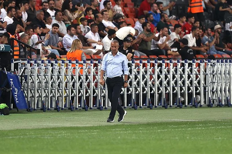 fenerbahcede-ismail-kartal-doneminde-dikkat-ceken-degisim-fenerbahcede-sorunlar-bitmiyor-soke-eden-detay-1789539660946.jpeg Fenerbahçe'de sorunlar bitmiyor! Şoke eden detay-8