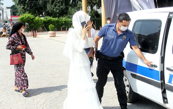 zorla-evlendirilmek-istenen-kiz-nikah-salonuna-polis-baskiniyla-kurtarildi-1593504568592.jpg