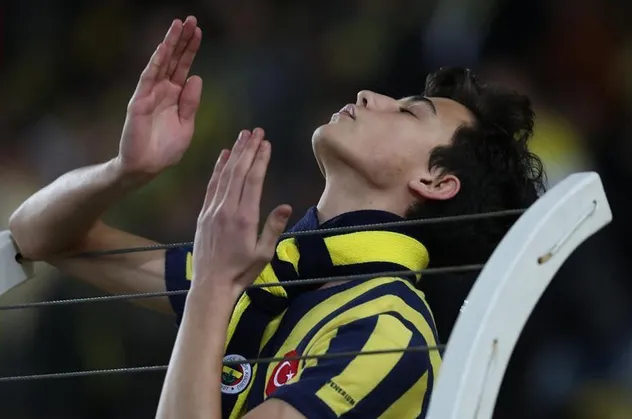 Fenerbahçe maçında saha okunmuş pirinç atan çocuk olay yarattı