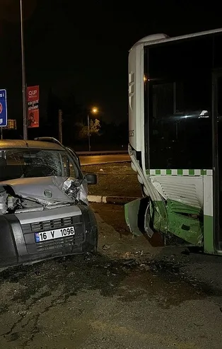 Bursa'da kontrolden çıkan hafif ticari araç dehşet saçtı! Park halindeki otobüse çarptı