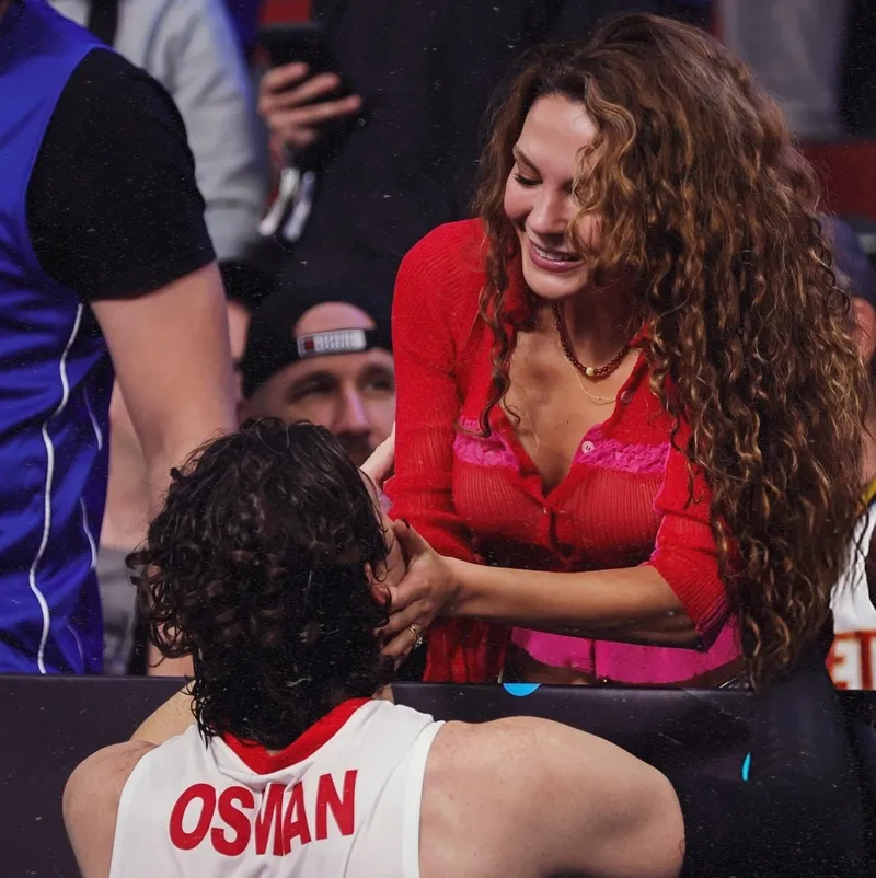 1772432024496.jpg Ebru Şahin ile Cedi Osman’dan “boy farkı” sorularına yanıt: "Sorunumuz yok"-5