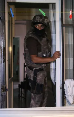 İstanbul'da şafak operasyonu: 10 gözaltı
