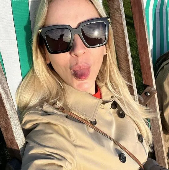 meme-kanserinde-sembol-haline-gelen-pembe-top-9-kez-saha-indi-hava-atisini-unlu-oyuncu-pinar-deniz-gerceklesti-1666479949647.jpeg Meme kanserinde sembol haline gelen Pembe Top 9. kez saha indi! Hava atışını ünlü oyuncu Pınar Deniz gerçekleştirdi-8