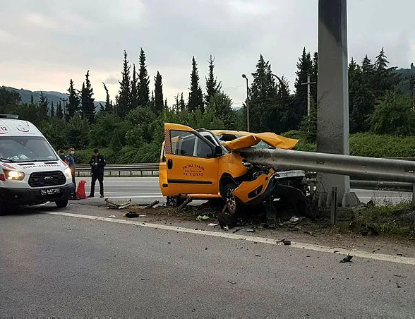 TEM’de kan donduran kaza! Bariyerlere ok gibi saplandı