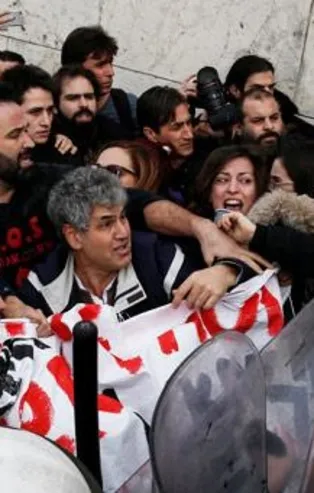 Son dakika: Yunanistan'da olaylı gösteri! Göstericiler poliste çatıştı...