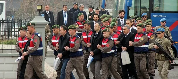 ‘Kırmızı tişörtlü bir sivil, oteli gösterdi’