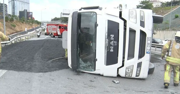 Son dakika: TEM Otoyolu'nda Kağıthane mevkiinde çakıl yüklü hafriyat kamyonu devrildi