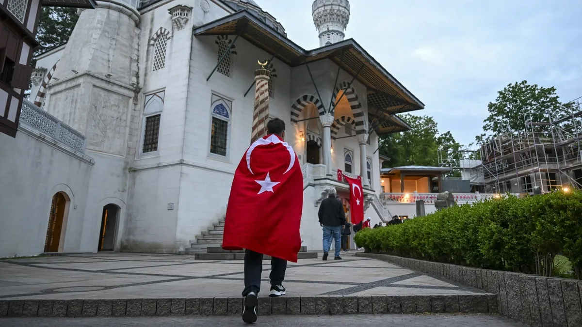 Ay-yıldız kıyam! Önce namaza sonra meydanlara: A Milli Takım'a tekbirlerle destek-5