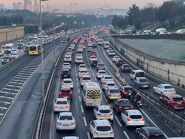 Hafta sonu kısıtlamasına saatler kala İstanbul'da trafik resmen durdu! Bu yollara dikkat!-5