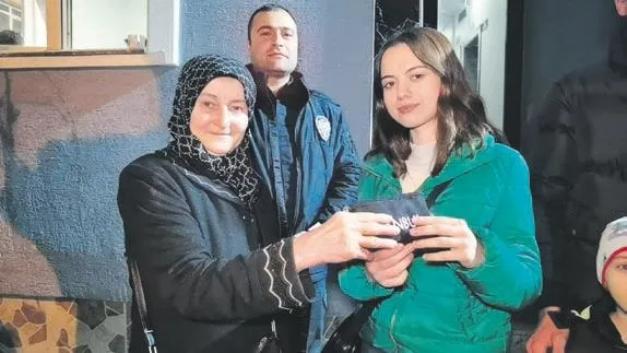 17-yasindaki-cam-kemik-hastasi-hilmi-aydin-bir-grup-saldirganin-hedefi-oldu-ben-seni-zevk-icin-dovuyorum-1670111958140.jpeg 17 yaşındaki cam kemik hastası Hilmi Aydın bir grup saldırganın hedefi oldu: Ben seni zevk için dövüyorum-8