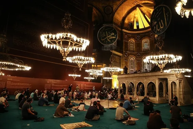 ayasofya-camiinde-86-yil-sonra-mevlit-kandili-1603912104470.jpg