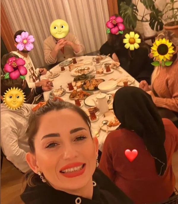 1680040591662.jpg Burcu Esmersoy iyiliğe sarıldı! Depremzedeler için harekete geçti! "Artık onlar da benim ailem"-7