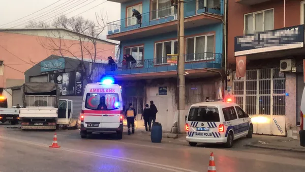 koronavirus-kisitlamasi-sirasinda-bursada-kamyonetiyle-trafikte-olan-surucu-canli-yayin-yaparken-kazayi-kaydetti-1609142002797.jpg Koronavirüs kısıtlaması sırasında Bursa'da kamyonetiyle trafikte olan sürücü canlı yayın yaparken kazayı kaydetti-7