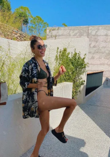 Hande Erçel'in eli bikinili poz vermeye alıştı artık cömert davranıyor! Bir dönem kilolarıyla şoke eden Hande şimdi fit olunca...-8