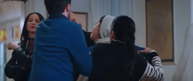 44-bolum-1-fragmani-kizilcik-serbetinde-2-ismin-arasi-bozuldu-evinden-kovuldugu-yetmedi-bir-de-1702804046072.jpg Kızılcık Şerbeti'nde 2 ismin arası bozuldu! 44. bölüm 1. fragmanı! Evinden kovulduğu yetmedi bir de...-3