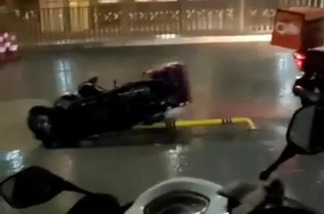 İstanbul'da fırtına! Bir anda bastırdı