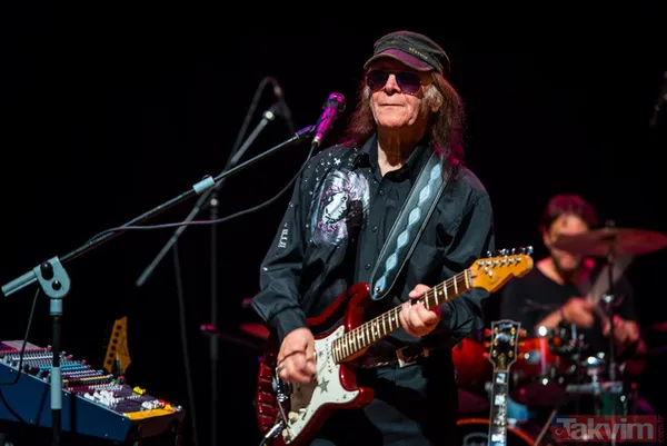 1960'Ların Sonuna Doğru, Bağlamanın Sesini Müzik Yapılan Mekânlarda Daha Çok Duyurmak Ve Rock Müziğinde De Kullanabilmek İçin Elektro Bağlamayı İcat Ettiği...