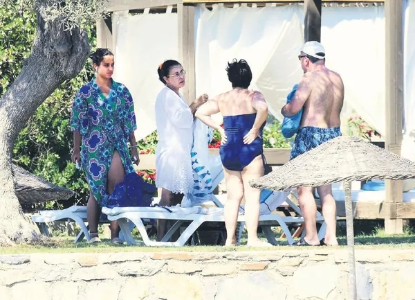 Defne Samyeli'nin 17 yaşındaki kızı Derin, liseyi bitirdi: Kıyafeti olay oldu-10