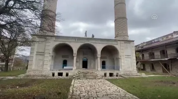 ermenistan-isgalinden-kurtarilan-susada-azerbaycanli-asker-28-yil-sonra-yasadigi-evini-buldu-1605260947291.jpg Ermenistan işgalinden kurtarılan Şuşa'da Azerbaycanlı asker, 28 yıl sonra yaşadığı evini buldu-3