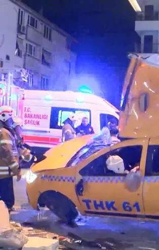 Aydınlatma direğine çarpan taksi takla attı: 3'ü ağır 4 yaralı