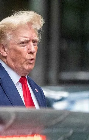 Eski ABD Başkanı Donal Trump FBI tarafından yapılan baskında pasaportlarının “çalındığını” iddia etti