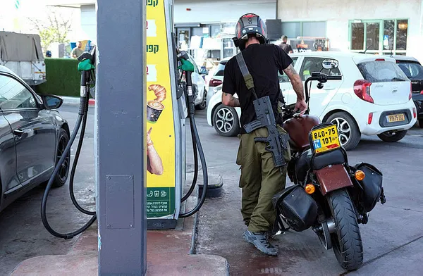 israilliler-silahlandi-katliam-sonrasi-silah-ruhsati-basvurularina-talep-artti-7-ekimden-bu-yana-rekor-kirdi-1699899107023.jpg İsrail'de sivil halk silahlanıyor! Katliam sonrası silah ruhsatı başvurularına büyük talep: 7 Ekim'den bu yana rekor kırdı-5