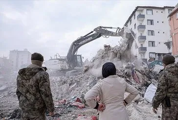 Asrın felaketinde yıkılan binaların enkazı kaldırılıyor!
