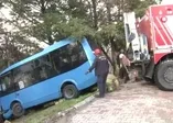 Üsküdar'da korku dolu anlar: Minibüs rampadaki ağaca çarptı düşme ihtimaline karşı D-100 kapatıldı!