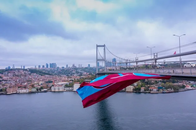 Trabzonspor bayrağı İstanbul Boğazı'nda
