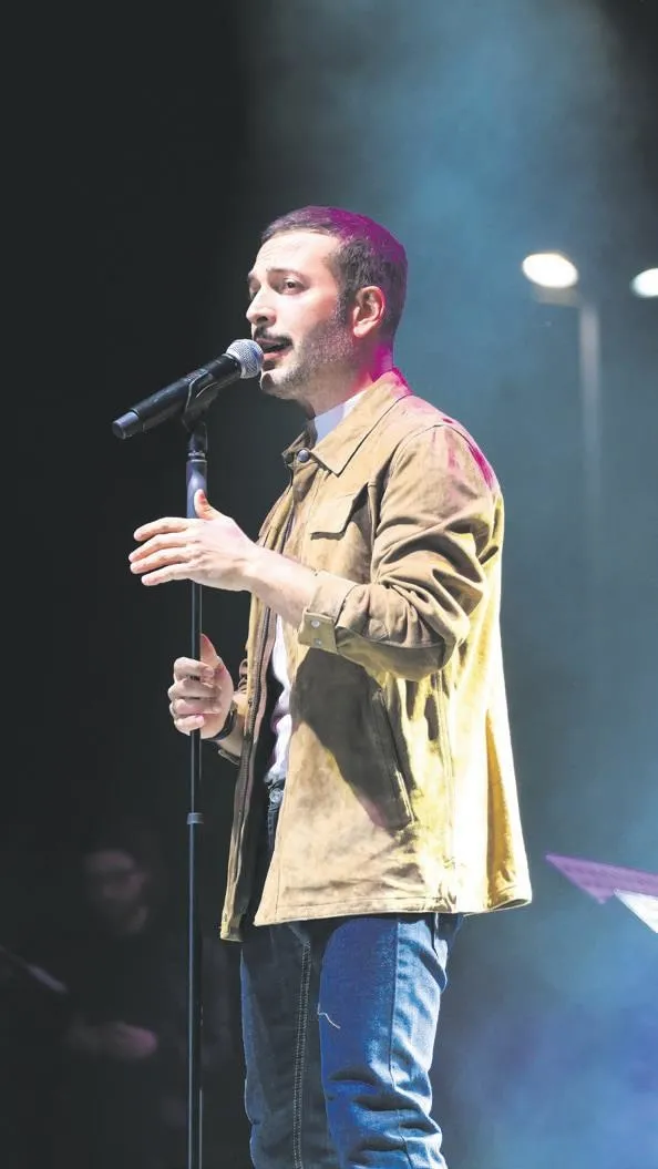 sahnede-cosku-1667166184508.jpeg Ünlü sanatçılar verdikleri konserlerle Cumhuriyet Bayramı coşkusunu sevenleriyle yaşadı-7