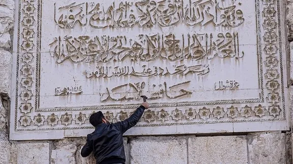 Emevi Camii duvarındaki ''Esad'' adı kırıldı!