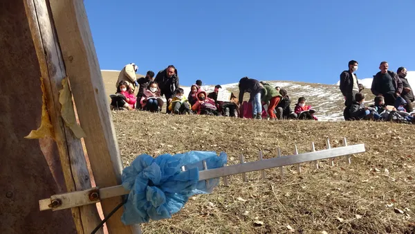 cep-telefonu-cekmeyince-canak-anten-metal-sini-ve-folyo-kagitlari-ile-baz-istasyonu-kurdu-1610085953740.jpg Cep telefonu çekmeyince çanak anten metal sini ve folyo kağıtları ile baz istasyonu kurdu-11