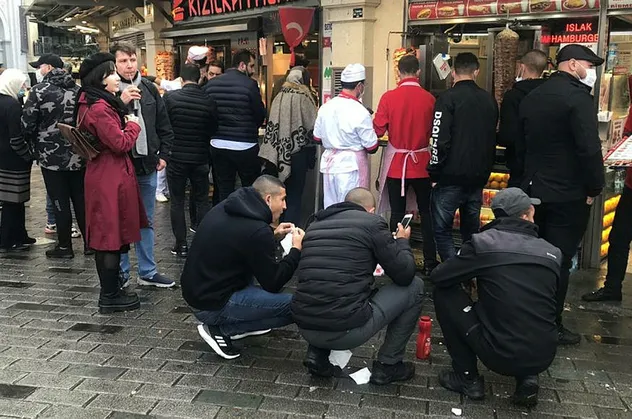 Kısıtlamalar geri geldi! Taksim'de restoranların önü doldu taştı